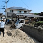 浸水した地域では、水が引いた後も土砂が堆積したままだ＝倉敷市真備町有井