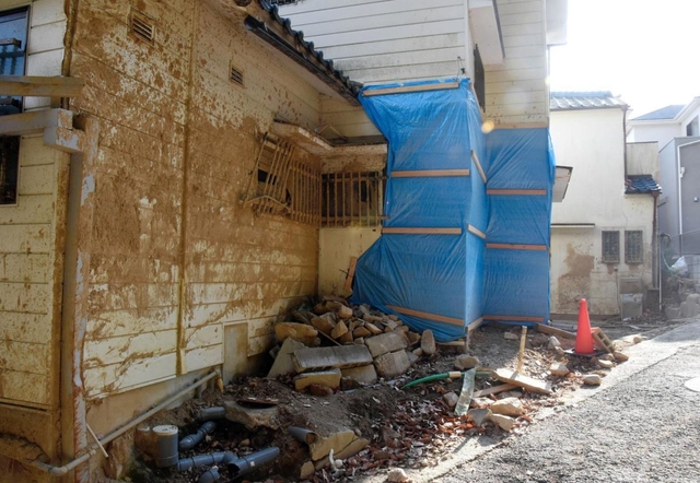 土石流による被害の爪痕が残る住宅＝５日午後、神戸市灘区篠原台