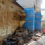 土石流による被害の爪痕が残る住宅＝５日午後、神戸市灘区篠原台