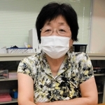 冊子「岡田を災害に強い町に」に込めた思いを語る岡野照美さん＝岡山県倉敷市真備町岡田
