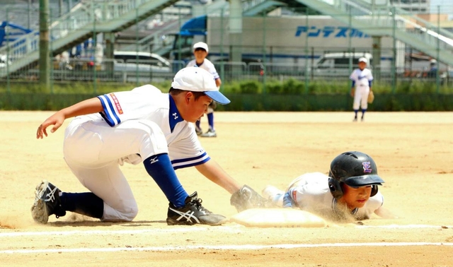 けん制でランナーのアウトを狙う西山ホークスの松井浩太郎選手（左）＝西宮中央運動公園野球場