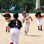 ランナーを挟むけやき坂グリーンファイターズの選手たち＝西宮中央運動公園野球場