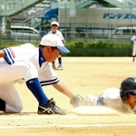 けん制でランナーのアウトを狙う西山ホークスの松井浩太郎選手（左）＝西宮中央運動公園野球場
