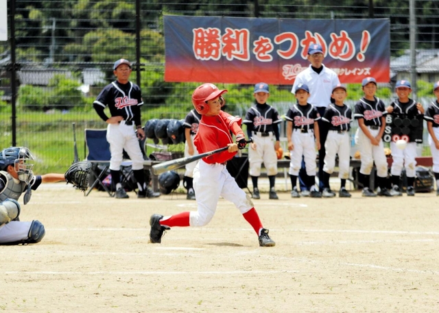力いっぱいスイングする但東ビーバーズの選手＝豊岡市立三方小学校
