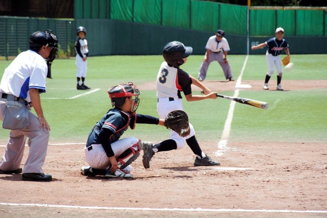 安打を放つ高次ファイターズの打者＝アメニスキッピースタジアム