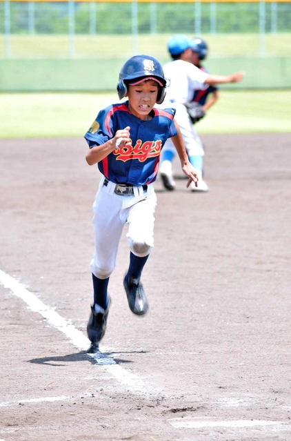 ５回に反撃の１点目となるホームを踏むくるみビックスの十王寺大悟選手