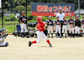 力いっぱいスイングする但東ビーバーズの選手＝豊岡市立三方小学校