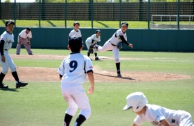 スクイズを警戒する八景エンジェルスの内野陣ら＝アメニスキッピースタジアム