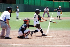 安打を放つ高次ファイターズの打者＝アメニスキッピースタジアム