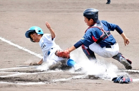 決勝の１回、内野ゴロの間に間一髪で生還した市場スポーツ少年団の佐々木叶翔選手＝西脇公園野球場