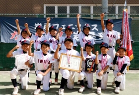 優勝し笑顔でガッツポーズをする岩屋フェニックスの選手たち＝津名臨海運動公園