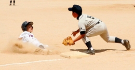 三塁に滑り込む岩屋フェニックスの選手＝津名臨海運動公園