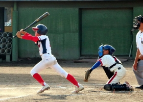 決勝戦で安打を放つ洲本ゴンターズの選手＝洲本市民球場