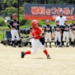 力いっぱいスイングする但東ビーバーズの選手＝豊岡市立三方小学校