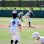 スクイズを警戒する八景エンジェルスの内野陣ら＝アメニスキッピースタジアム