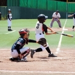 安打を放つ高次ファイターズの打者＝アメニスキッピースタジアム