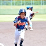 ５回に反撃の１点目となるホームを踏むくるみビックスの十王寺大悟選手