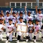 優勝し笑顔でガッツポーズをする岩屋フェニックスの選手たち＝津名臨海運動公園