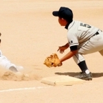 三塁に滑り込む岩屋フェニックスの選手＝津名臨海運動公園