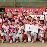 本大会進出を決め笑顔の洲本ゴンターズの選手たち＝洲本市民球場