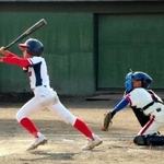 決勝戦で安打を放つ洲本ゴンターズの選手＝洲本市民球場