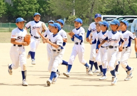 優勝を決め、喜びを爆発させる宝殿スピリットの選手たち