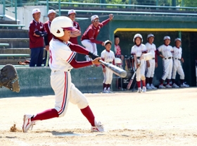 仲間の声援を受けて打席に立つ播磨少年クラブの選手