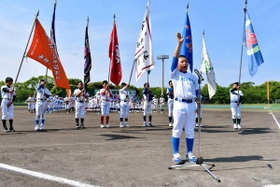 元気よく宣誓する塩屋野球少年団の神代晋主将