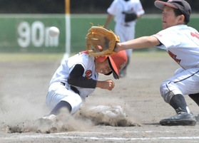 熱のこもったプレーを見せる選手たち
