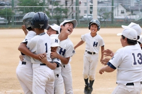 決勝でサヨナラ勝ちし、笑顔で抱き合う浜甲タイガースの選手たち