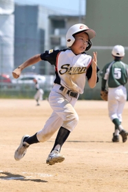 勢いよく本塁へ向かう尼崎スピリットクラブの選手