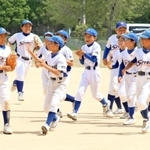 優勝を決め、喜びを爆発させる宝殿スピリットの選手たち