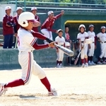 仲間の声援を受けて打席に立つ播磨少年クラブの選手