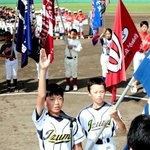 選手宣誓する泉少年野球クラブの森脇壮志主将（左）