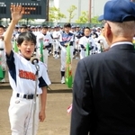 第３８回全神戸軟式少年野球選抜大会の開会式で選手宣誓する有野台少年野球部の藤村颯大主将