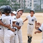決勝でサヨナラ勝ちし、笑顔で抱き合う浜甲タイガースの選手たち