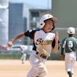 勢いよく本塁へ向かう尼崎スピリットクラブの選手