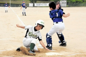 捕手のタッチをかわしてホームに滑り込む北脇元選手