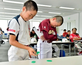組み合わせ抽選会で一喜一憂する主将ら＝神戸新聞社