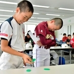 組み合わせ抽選会で一喜一憂する主将ら＝神戸新聞社