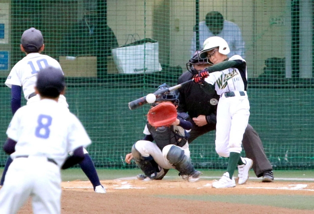 熱戦を繰り広げる選手＝いずれもアメニスキッピースタジアム