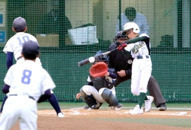 熱戦を繰り広げる選手＝いずれもアメニスキッピースタジアム