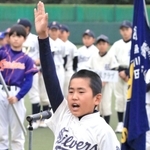 力強く選手宣誓する安井玖弥選手