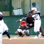 熱戦を繰り広げる選手＝いずれもアメニスキッピースタジアム