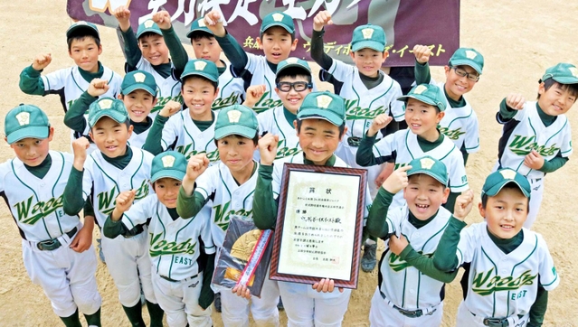 優勝したウッディボーイズイーストの選手＝いずれもテクノ公園