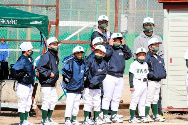 丹波篠山市大会でマスクを着けて応援する選手ら＝今田グラウンド