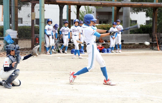 全力でプレーする球児たち＝姫路市広畑区鶴町
