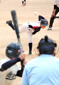 懸命に投げ込む投手＝いずれもテクノ公園