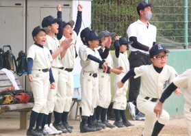 声援を送る選手