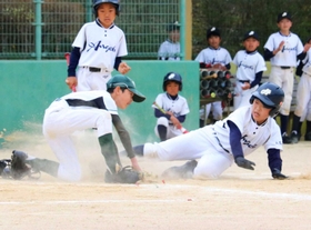 果敢に本塁を狙う選手